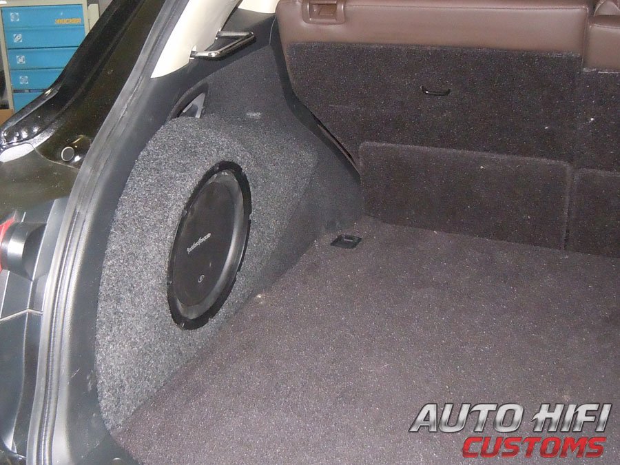 Установка сабвуфера Rockford Fosgate R1S410 в Infiniti FX37S