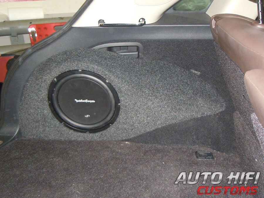 Установка сабвуфера Rockford Fosgate R1S410 в Infiniti