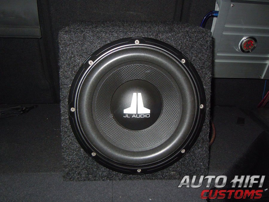 Установка сабвуфера JL Audio 12WX-4 box в Toyota Verso