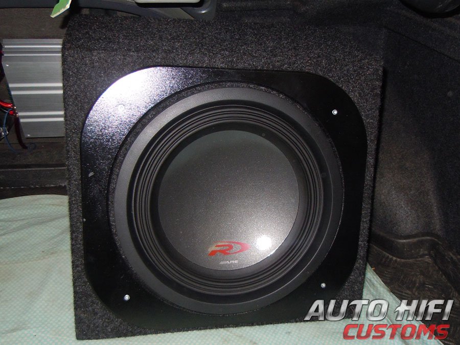 Установка сабвуфера Alpine SWR-1223D в Nissan Almera