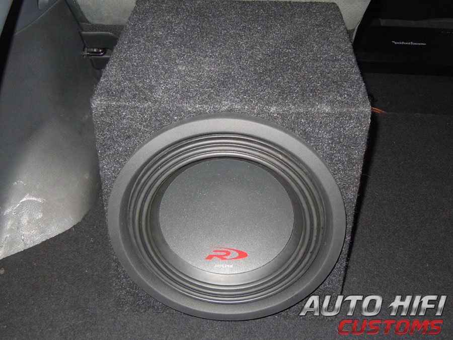 Установка сабвуфера Alpine SWR-1023D в Subaru Impreza