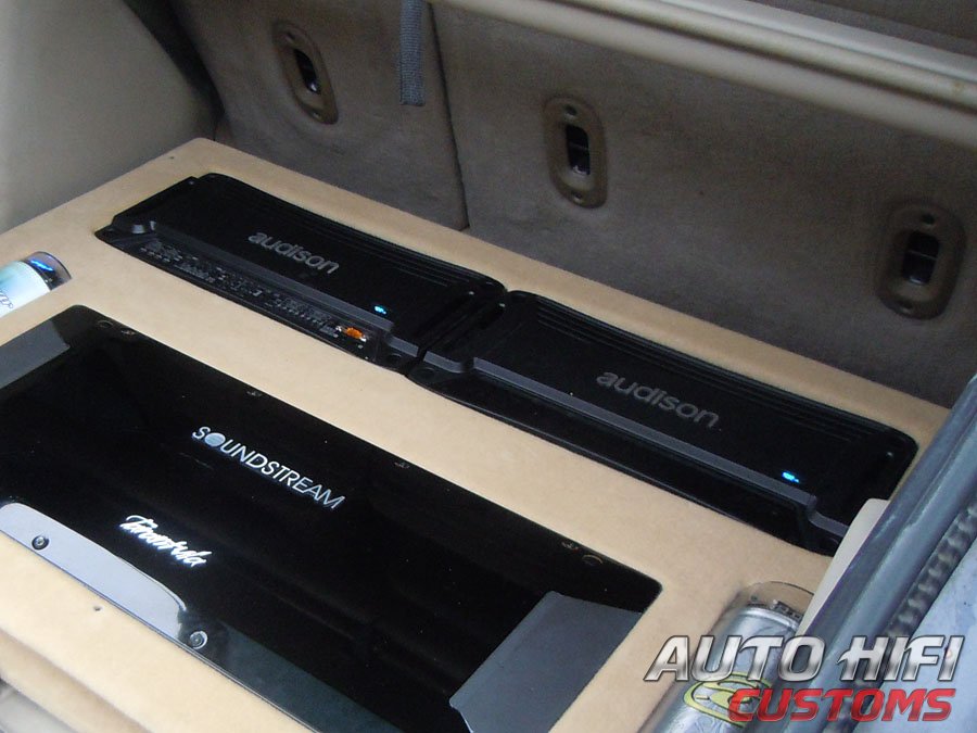 Установка усилителя Audison SR 4 в Dodge Caliber