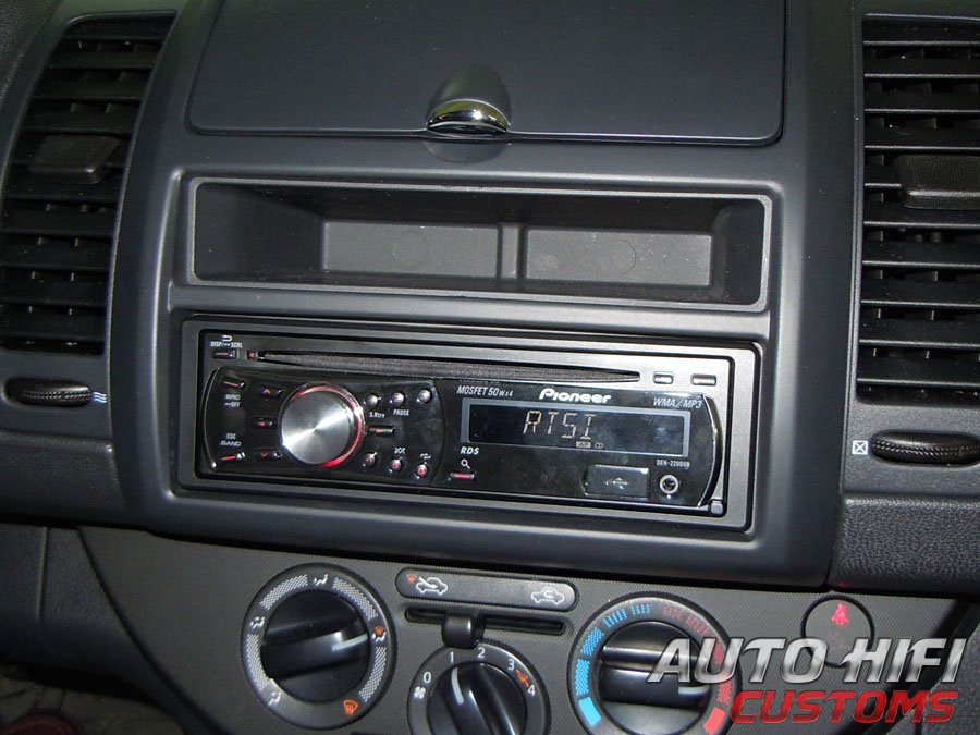Установка автомагнитолы Pioneer DEH-2200UB в Nissan Note
