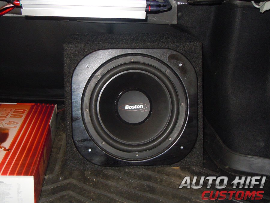 Установка сабвуфера Boston Acoustics G212-4 в Subaru Impreza