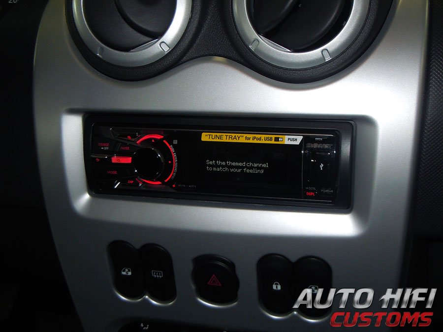 Установка автомагнитолы Sony DSX-S200X в Renault Sandero