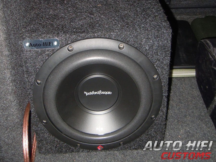 Установка сабвуфера Rockford Fosgate R2D4-10 в Skoda Superb
