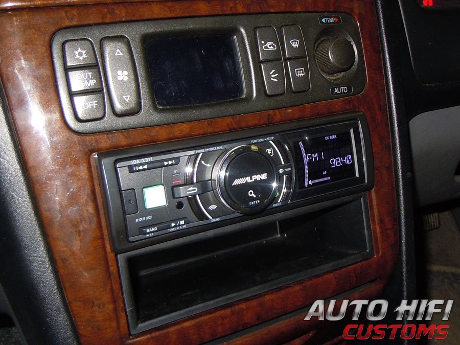 Установка автомагнитолы Alpine iDA-X311 в Mitsubishi Legnum