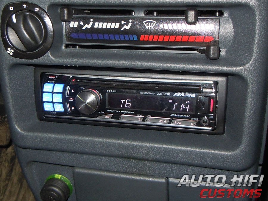 Установка автомагнитолы Alpine CDE-123R в Lada 2114