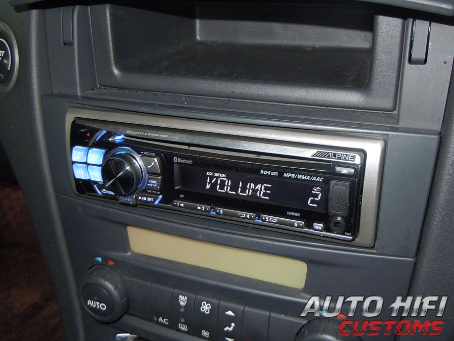 Установка автомагнитолы Alpine CDE-114BTi в Renault Laguna