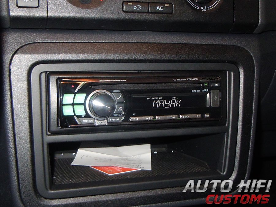 Установка автомагнитолы Alpine CDE-111R в Skoda Fabia
