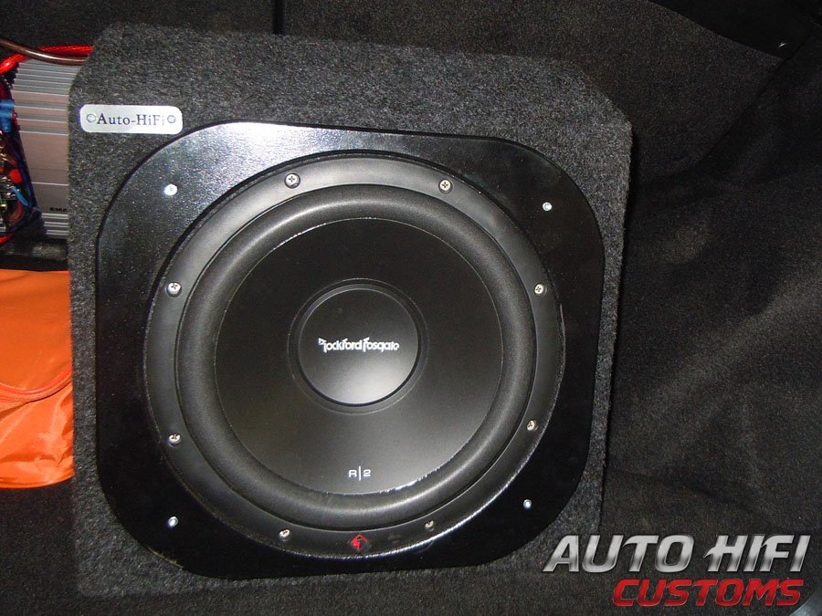 Установка сабвуфера Rockford Fosgate R2D4-12 box в Chevrolet Niva