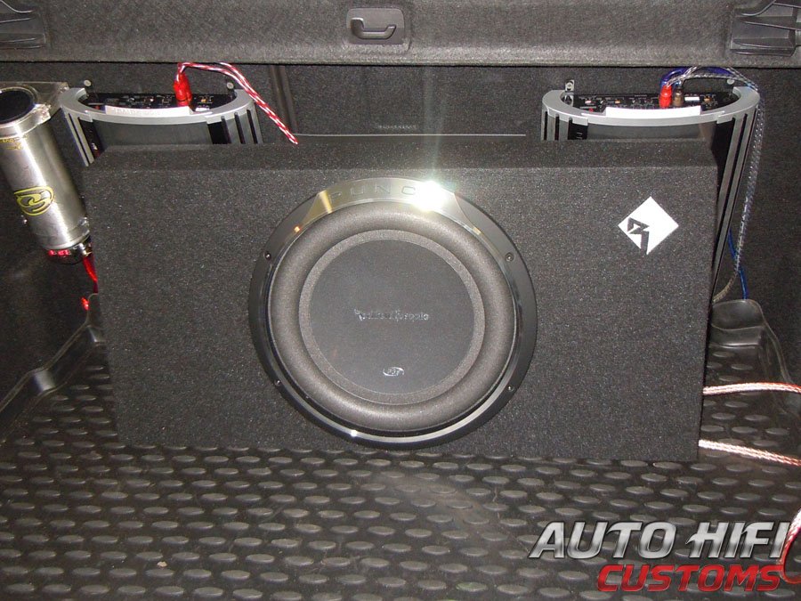 Установка сабвуфера Rockford Fosgate P3L-S12 в Opel Astra J