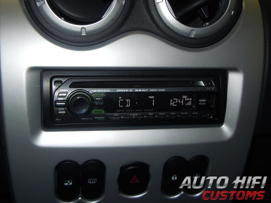 Установка автомагнитолы Sony CDX-GT427UE в Renault Sandero
