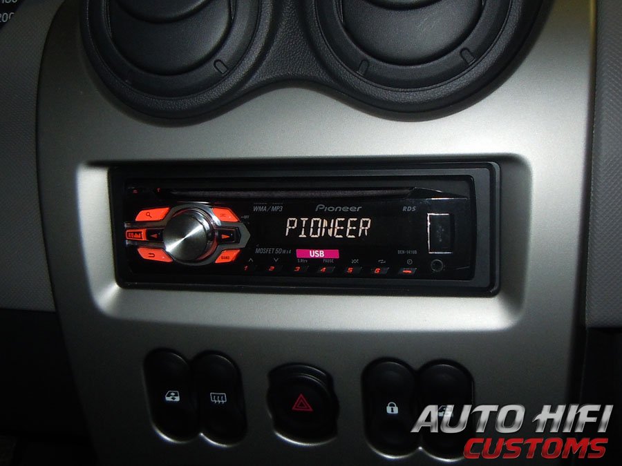 Установка автомагнитолы Pioneer DEH-1410UB в Renault Logan