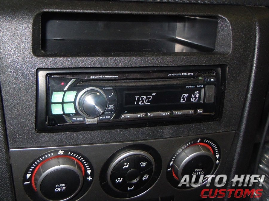 Установка автомагнитолы Alpine CDE-111R в Mazda 3