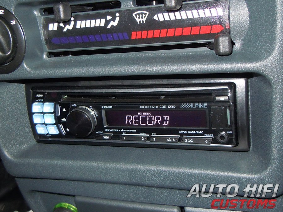 Установка автомагнитолы Alpine CDE-123R в Lada 2113