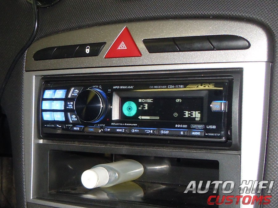 Установка автомагнитолы Alpine CDA-117Ri в Peugeot 308