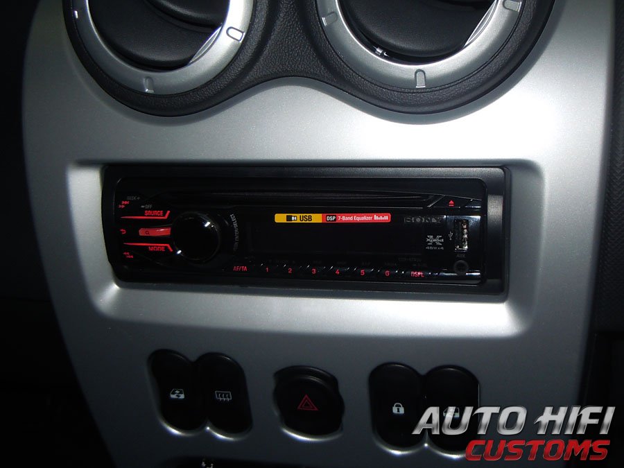Установка автомагнитолы Sony CDX-GT40U в Renault Sandero