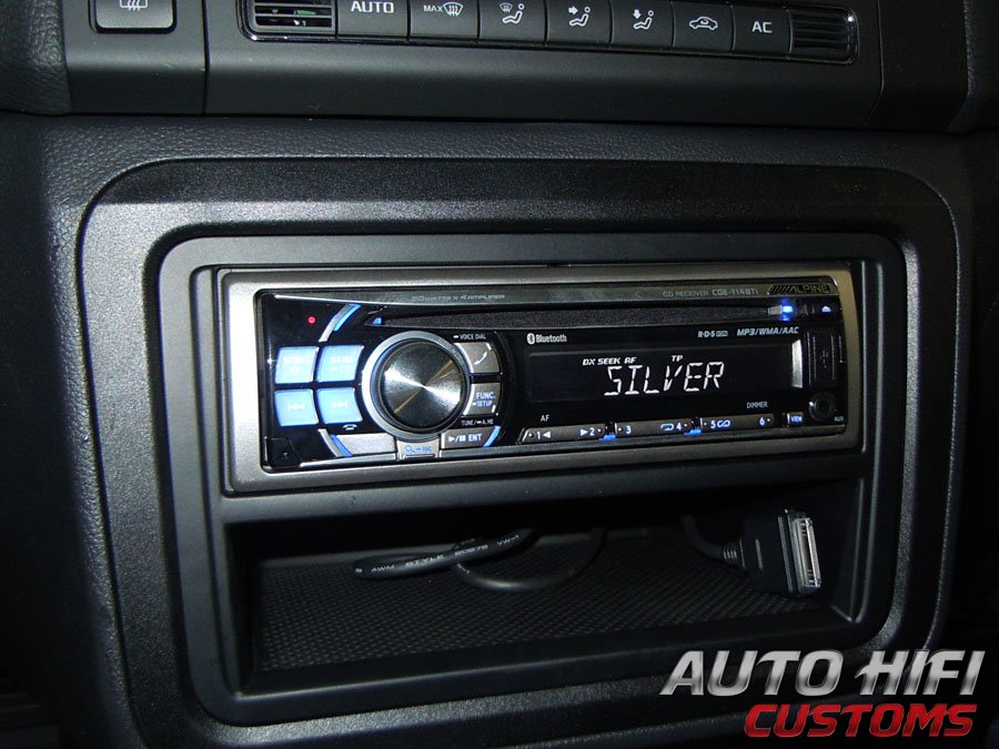 Установка автомагнитолы Alpine CDE-114BTi в Skoda Fabia