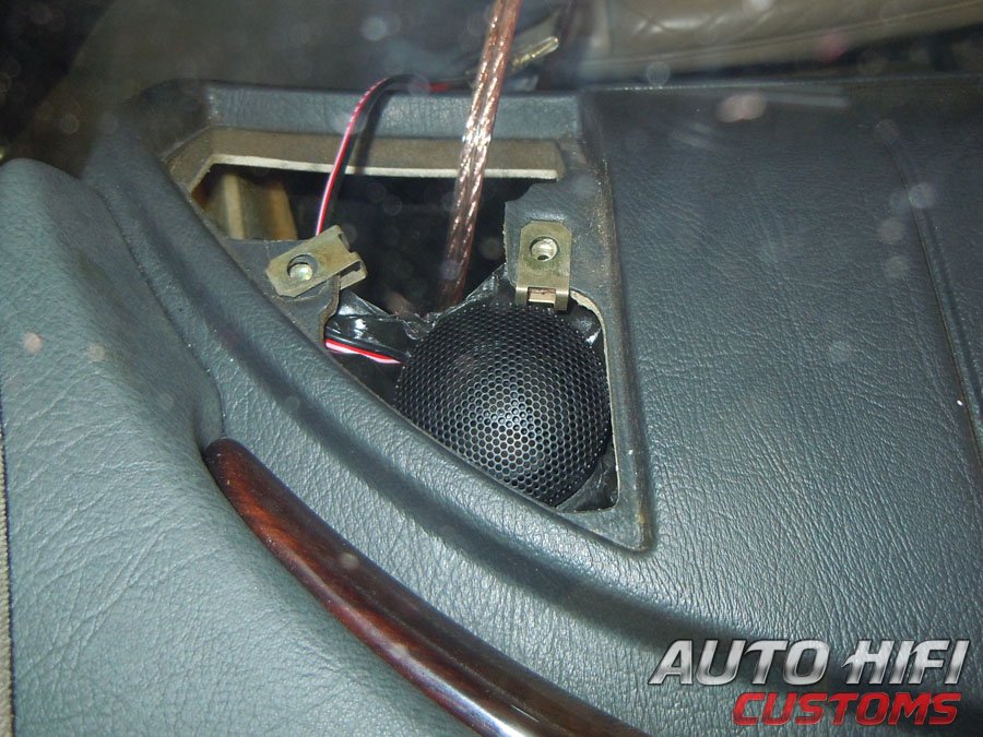 Установка акустики Morel Hybrid Ovation 6 в Mercedes