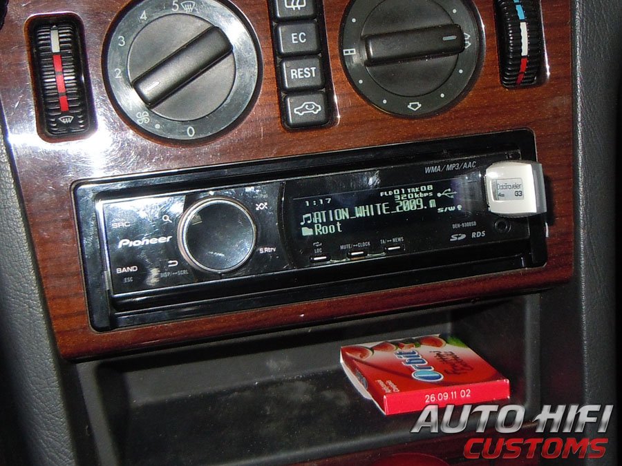 Установка автомагнитолы Pioneer DEH-9300SD в Mercedes C class