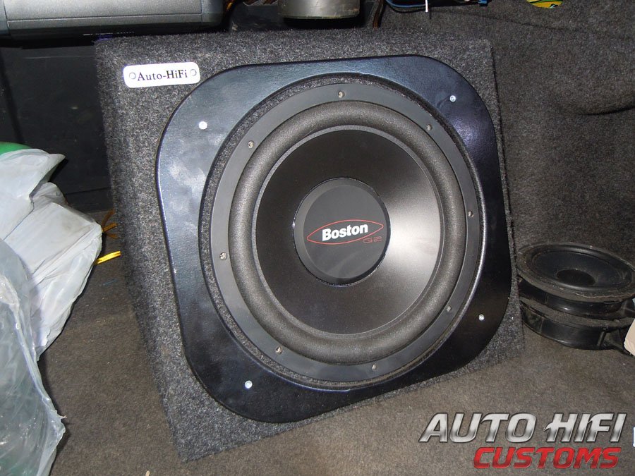 Установка сабвуфера Boston Acoustics G212-4 box в Mercedes C class