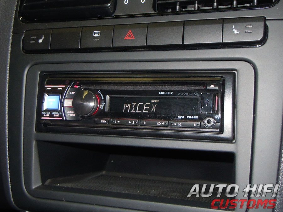 Установка автомагнитолы Alpine CDE-131R в Volkswagen Polo V