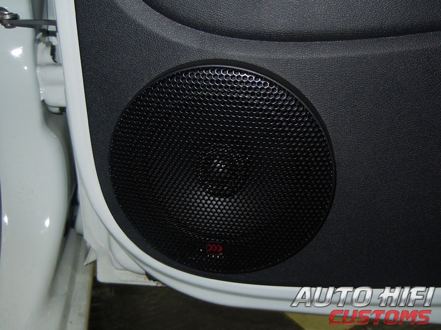 Установка акустики Morel Tempo Coax 6 в Renault Sandero