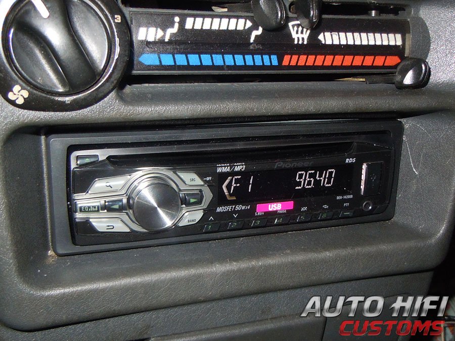 Установка автомагнитолы Pioneer DEH-1420UB в Lada 21099