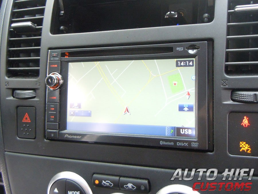 Установка автомагнитолы Pioneer AVIC-F930BT в Nissan Tiida