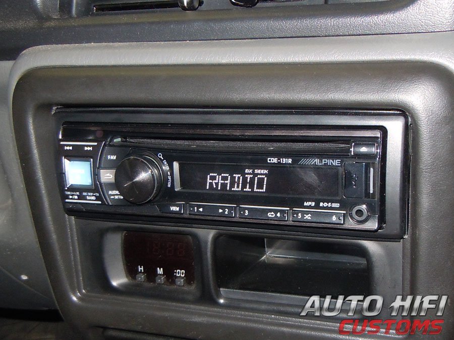 Установка автомагнитолы Alpine CDE-131R в Suzuki Jimny