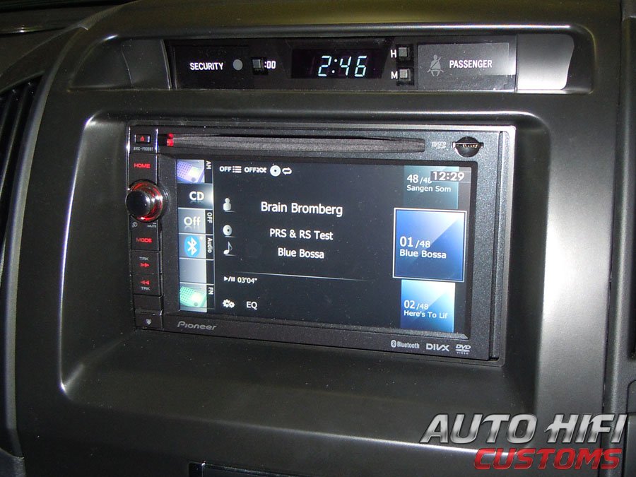Установка автомагнитолы Pioneer AVIC-F930BT в Toyota Land Cruiser 200