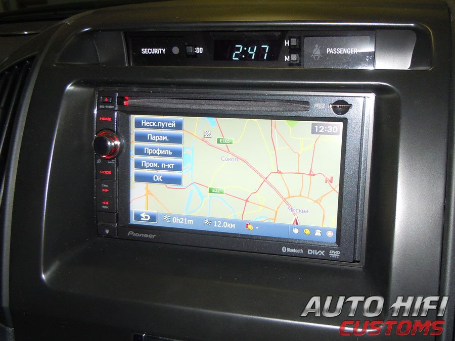 Установка автомагнитолы Pioneer AVIC-F930BT в Toyota Land Cruiser 200