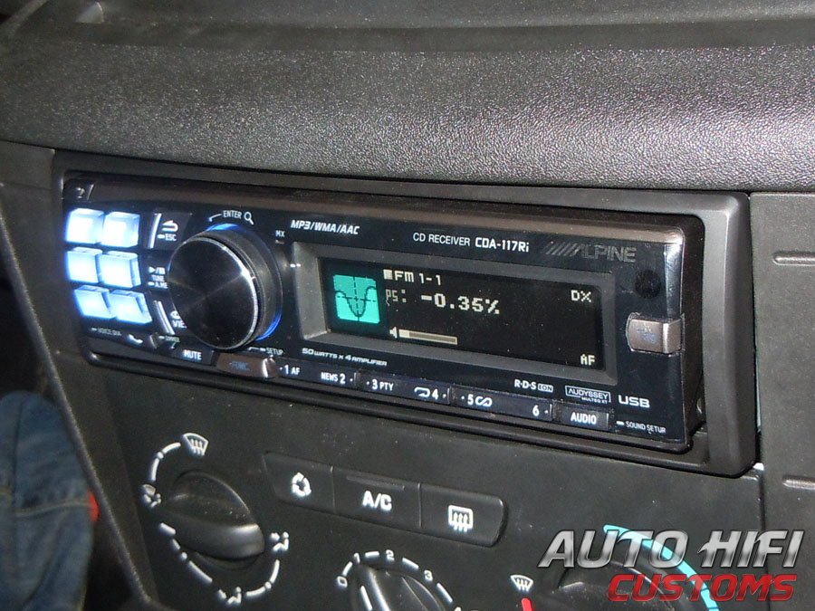 Установка автомагнитолы Alpine CDA-117Ri в Citroen C4