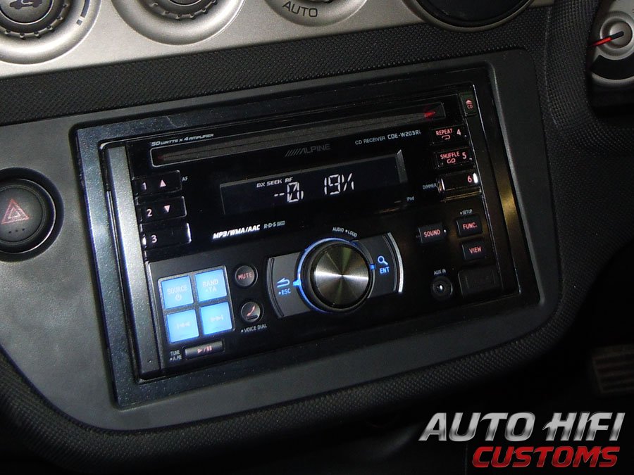 Установка автомагнитолы Alpine CDE-W203Ri в Honda Integra