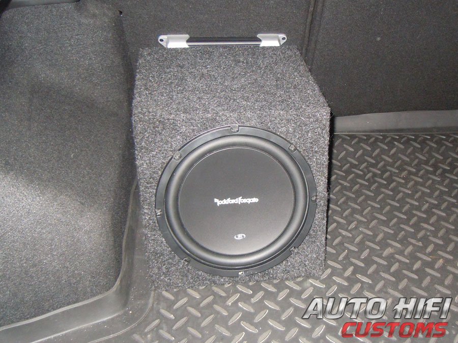 Установка сабвуфера Rockford Fosgate R1S410 box в KIA Ceed