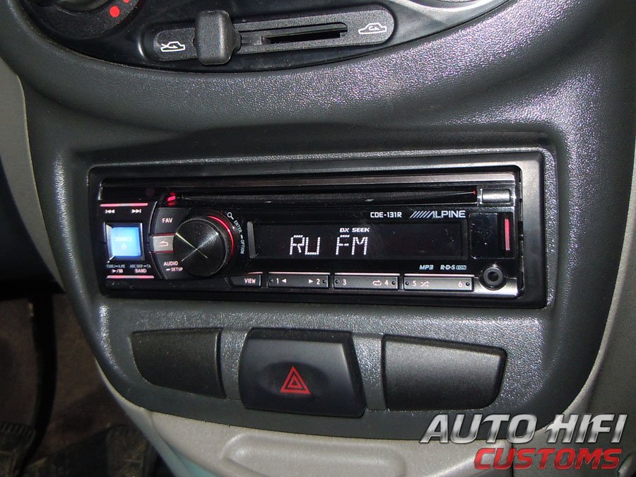 Установка автомагнитолы Alpine CDE-131R в Lada Kalina