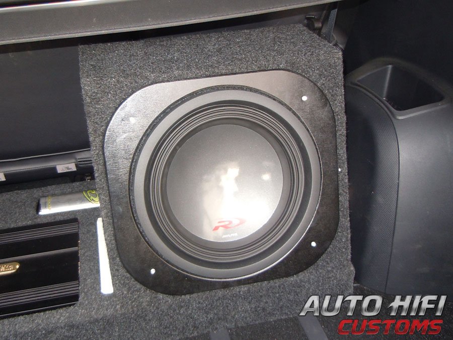 Установка сабвуфера Alpine SWR-1223D в Mitsubishi Outlander XL