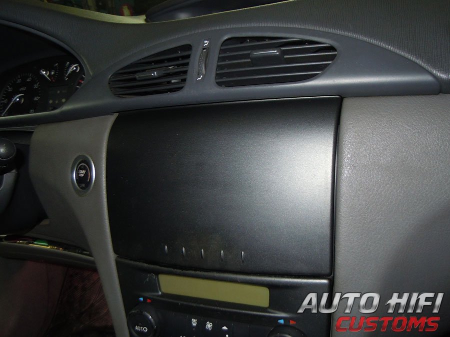Установка автомагнитолы Philips CID2680 в Renault Laguna