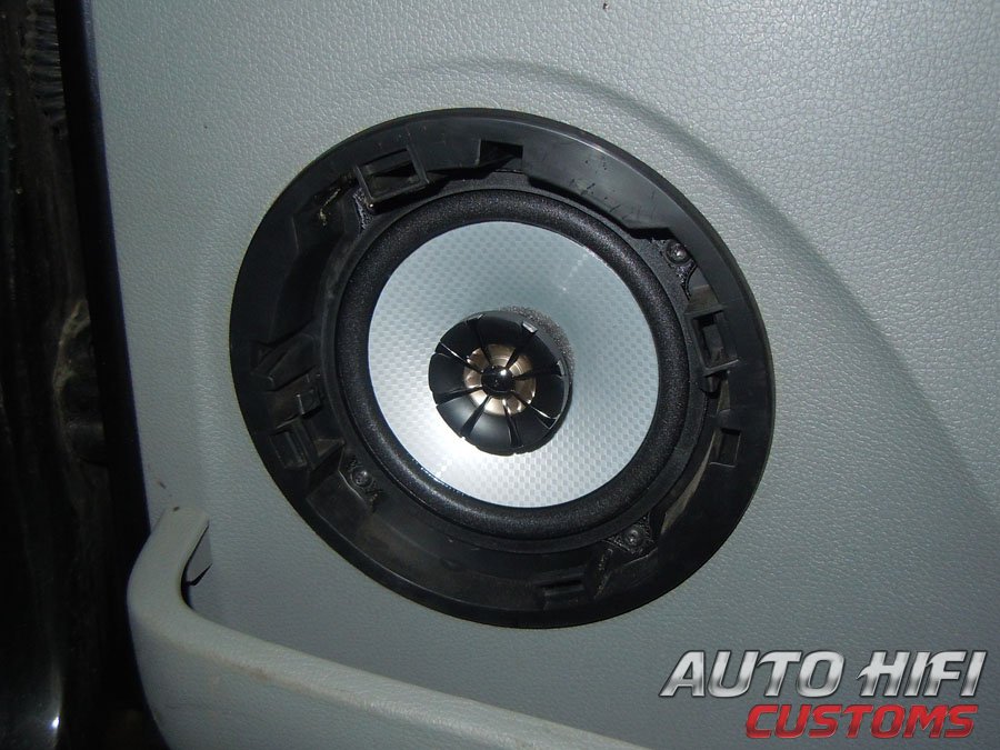Установка акустики Blaupunkt GTx 542SC в Renault Logan
