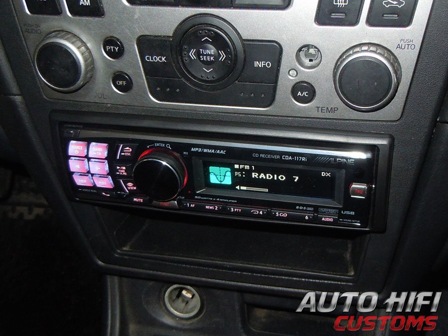 Установка автомагнитолы Alpine CDA-117Ri в Nissan Almera