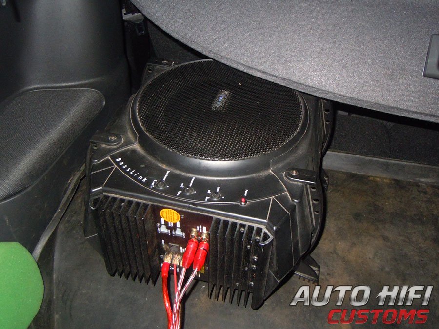 Установка сабвуфера Infinity BASSLINK в Nissan Qashqai