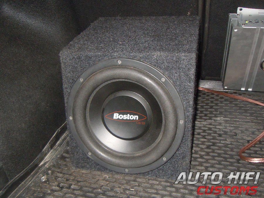 Установка сабвуфера Boston Acoustics G310-4 box в KIA Ceed