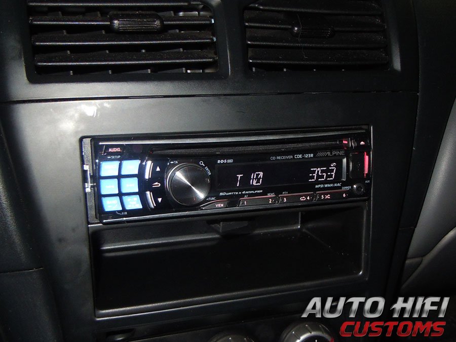 Установка автомагнитолы Alpine CDE-123R в Nissan Almera