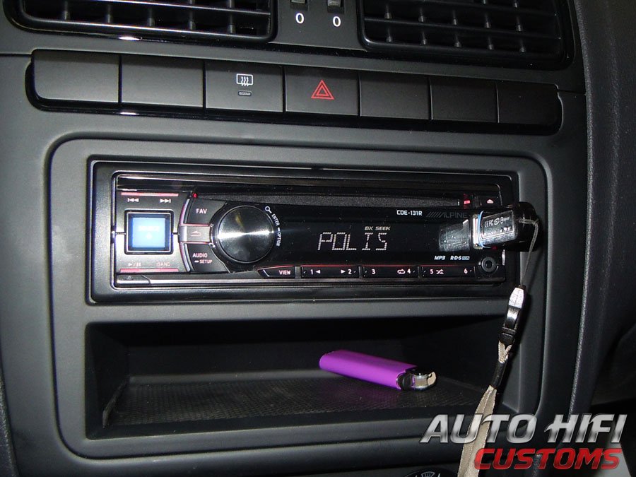 Установка автомагнитолы Alpine CDE-131R в Volkswagen Polo V