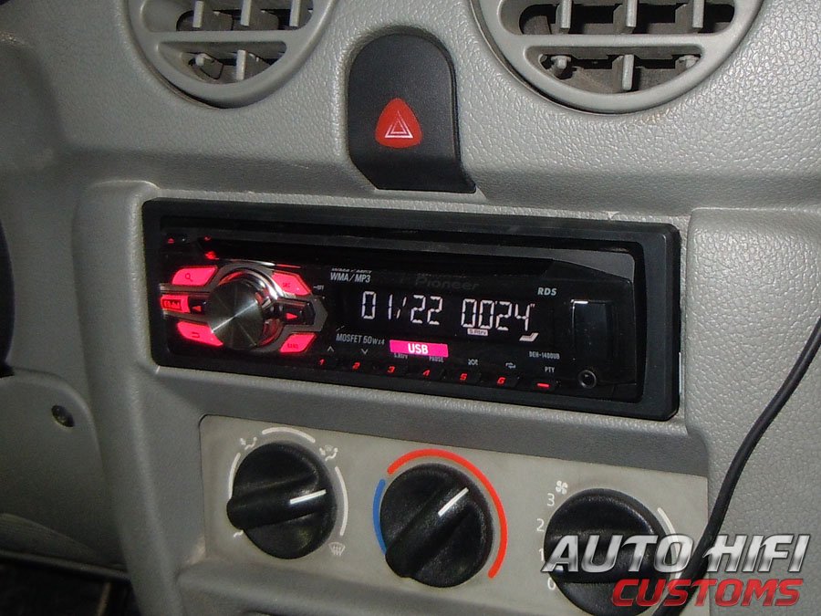 Установка автомагнитолы Pioneer DEH-1400UB в Renault Kangoo