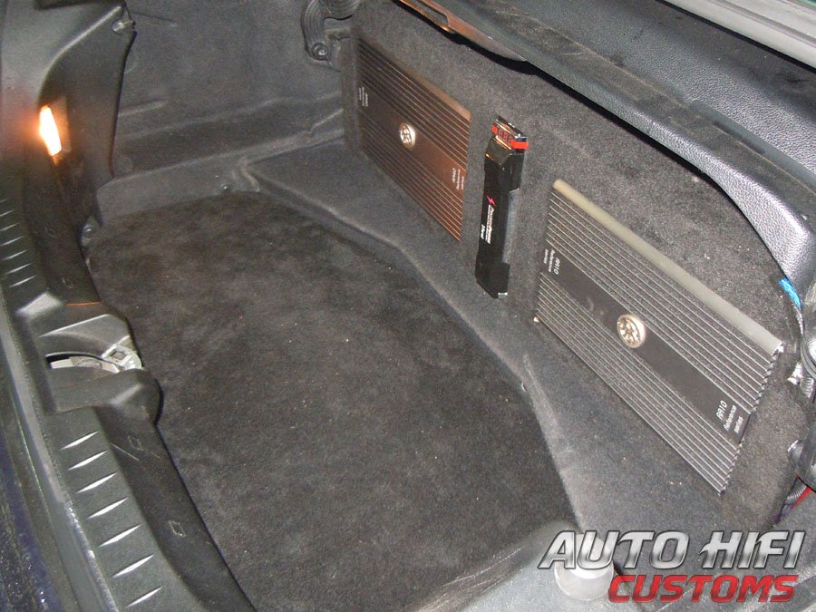 Установка сабвуфера Boston Acoustics G310-44 в Mercedes