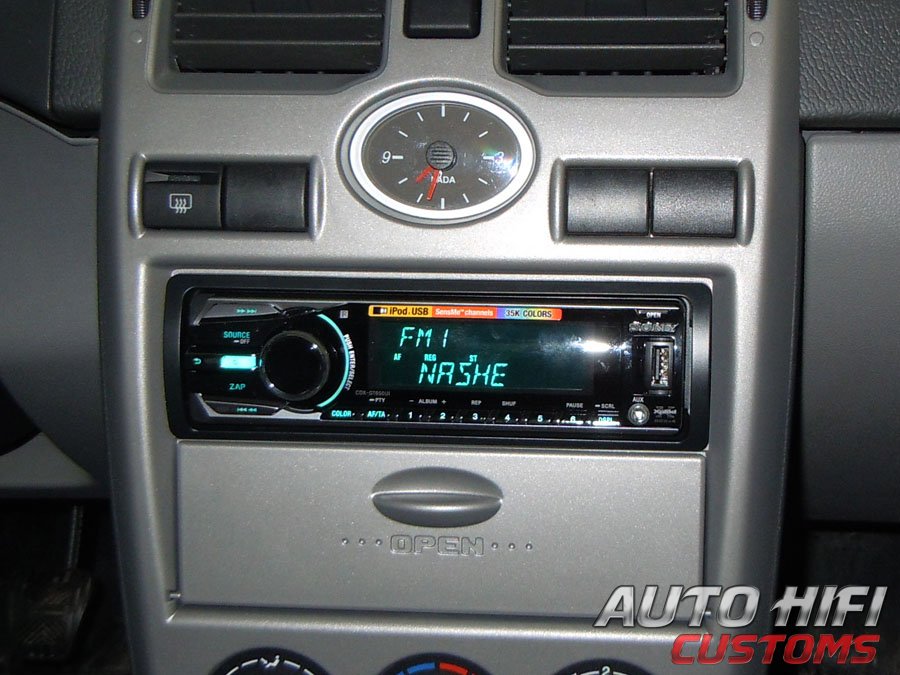 Установка автомагнитолы Sony CDX-GT650UI в Lada Priora
