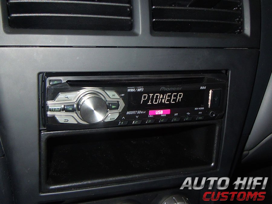Установка автомагнитолы Pioneer DEH-1420UB в Nissan Almera Classic