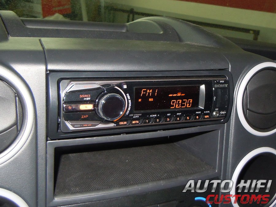 Установка автомагнитолы Sony CDX-GT650UI в Peugeot Partner II